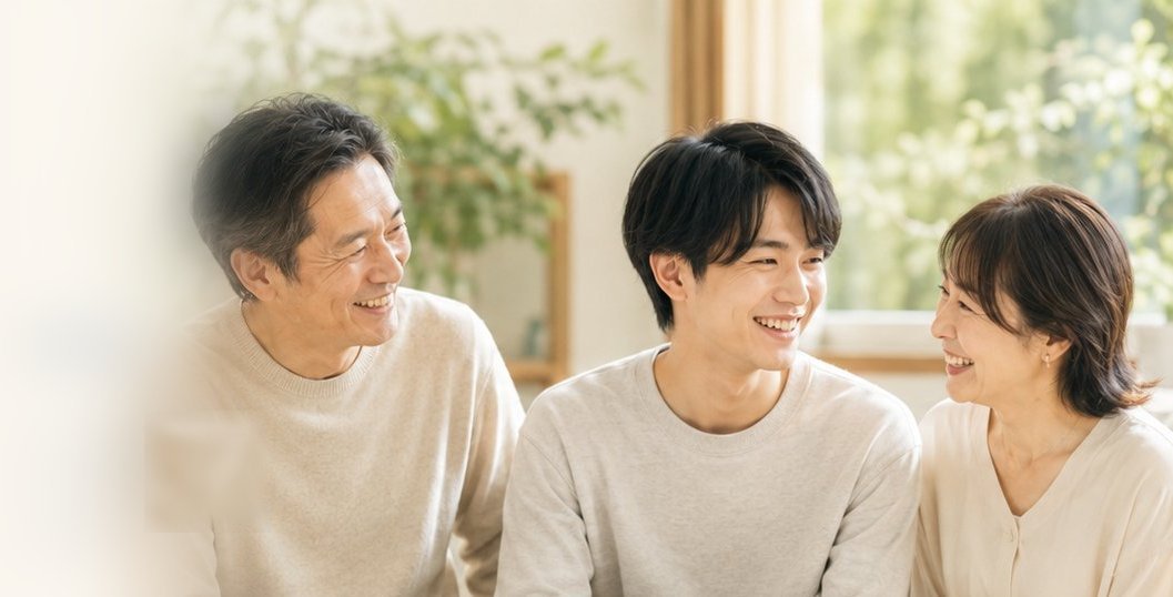 窓辺で笑顔で語り合う家族